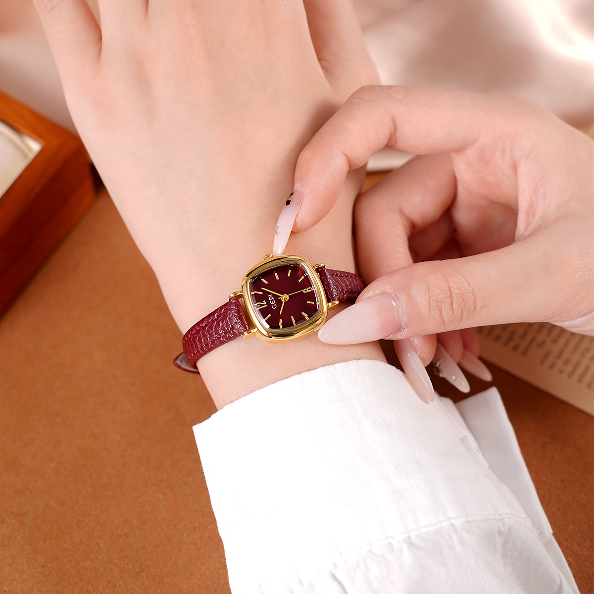 UTHAI 61018 CQ490 Simplicity,  - Luxury Watch Value reseña y precio