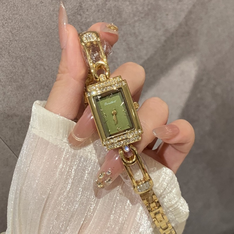 Small pin old money style hand - Luxury Watch Value reseña y precio