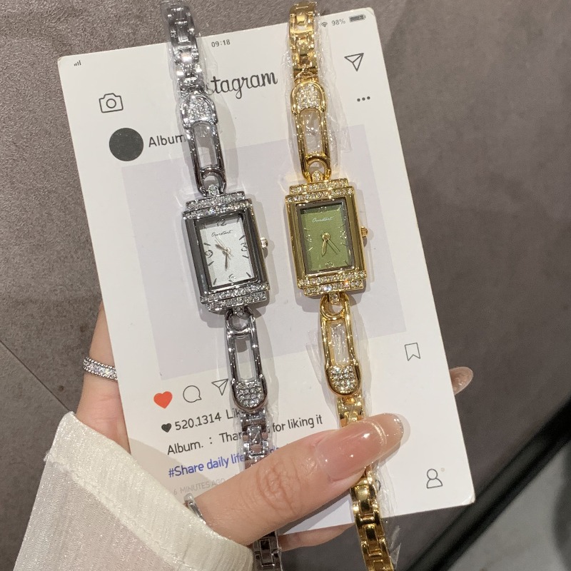 Small pin old money style hand - Luxury Watch Value reseña y precio
