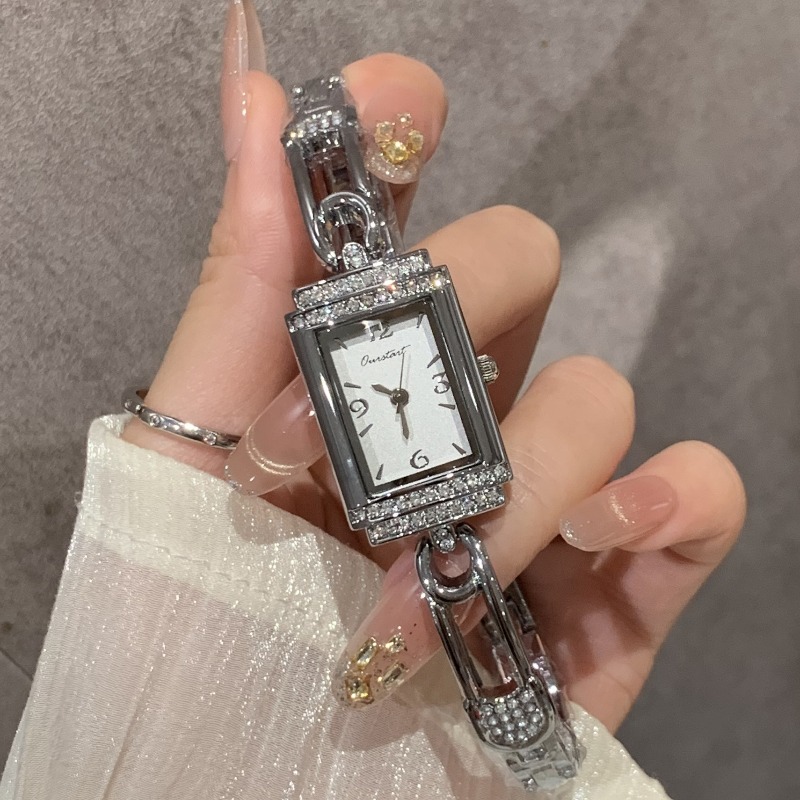 Small pin old money style hand - Luxury Watch Value reseña y precio