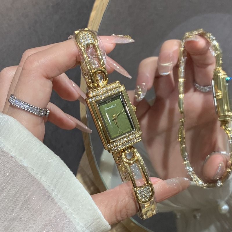 Small pin old money style hand - Luxury Watch Value reseña y precio